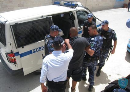 الشرطة تقبض على 4 اشخاص بحوزتهم مواد يشتبه أنها مخدره في رام الله