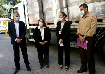 الصحة تتسلم شحنة مساعدات من "الصليب الأحمر" لمواجهة كورونا