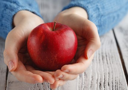 ما هي مضار تناول فاكهة التفاح ؟