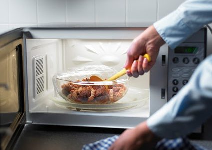 إعادة تسخين هذه الأطعمة تحولها إلى سموم