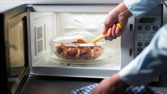 إعادة تسخين هذه الأطعمة تحولها إلى سموم