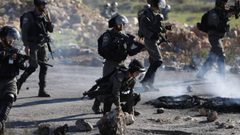 إصابات واعتقالات خلال قمع الاحتلال وقفة احتجاجية في طولكرم