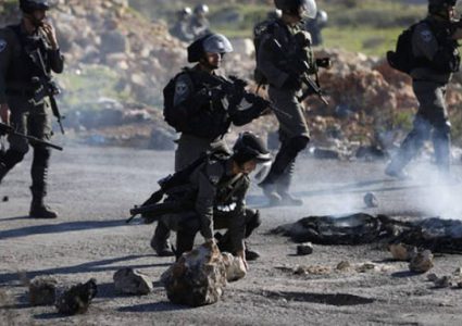 إصابات واعتقالات خلال قمع الاحتلال وقفة احتجاجية في طولكرم