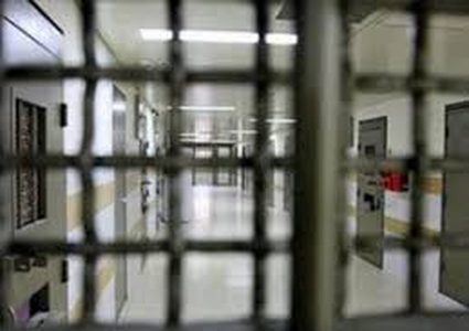 ثلاثة أسرى بمعتقل "عوفر" يخوضون اضرابا مفتوحا عن الطعام