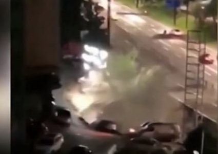 شاهد حفرة تبتلع 21 سيارة في ثوان