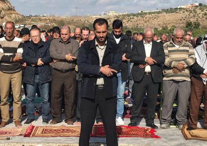 طولكرم: العشرات يؤدون الجمعة في الجبل الوسطاني المهدد بالاستيلاء