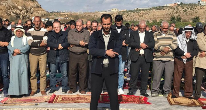 طولكرم: العشرات يؤدون الجمعة في الجبل الوسطاني المهدد بالاستيلاء