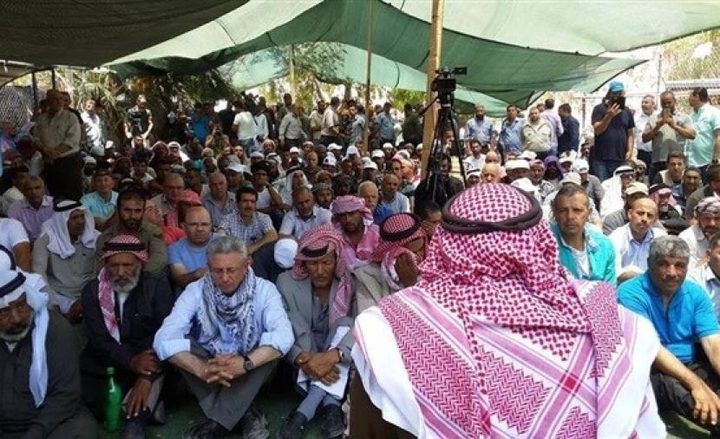 مقدسيون يؤدون صلاة الجمعة في خيمة اعتصام ببلدة سلوان