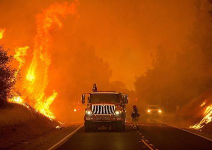 مصرع 6 أشخاص و تدمير قرابة500 مبنى جراء استمرار حرائق كاليفورنيا