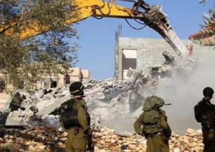 سلطات الاحتلال تجبر مواطنا على هدم أجزاء من منزله ذاتيا