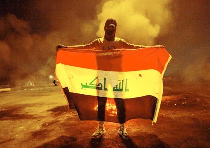 متظاهرون يحرقون مقر البرلمان في البصرة بالعراق