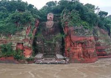 شاهد فيضانات الصين تهدد تمثال بوذا العملاق