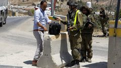 الاحتلال ينصب حواجز عسكرية ويفتش منازل مواطنين بالخليل