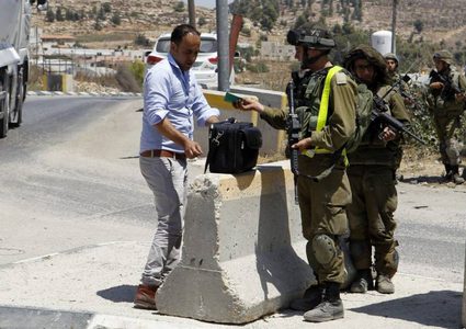 الاحتلال ينصب حواجز عسكرية ويفتش منازل مواطنين بالخليل