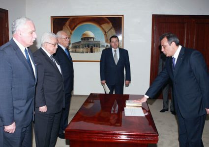 الرئيس محمود عباس يستقبل سفير دولة فلسطين لدى الإمارات