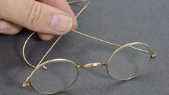 بريطانيا.. بيع نظارات غاندي مقابل مبلغ مادي ضخم