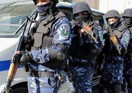 نابلس: الشرطة تقبض على فار من العدالة بتهمة القتل العمد