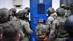 قوات القمع تقتحم قسم (5) في سجن "ريمون" وتشرع بعمليات تفتيش