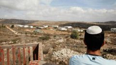 مستوطنون يقيمون بؤرة استيطانية جديدة جنوب الخليل