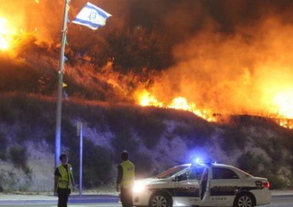 الاحتلال يزعم اندلاع حرائق في غلاف غزة بفعل البالونات