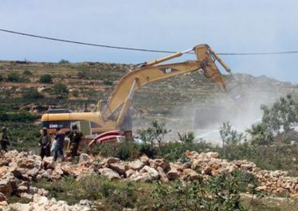 جرافات الاحتلال تهدم بركسات في رام الله