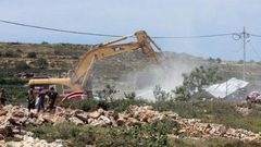 جرافات الاحتلال تهدم بركسات في رام الله