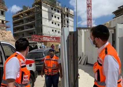 وفاة عامل إثر سقوطه من علو في مصنع بالنقب