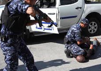 القبض على مشتبه به بتهديد وابتزاز مواطنة في نابلس