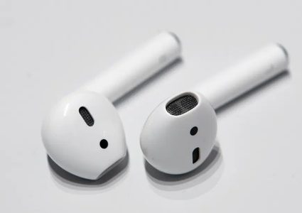 طبيب روسي يحذر من خطورة السماعات اللاسلكية على الدماغ