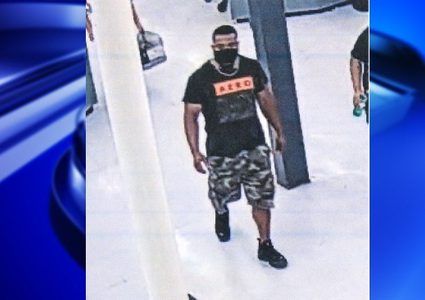 عانق الناس فجأة ثم أخبرهم أنه مصاب بكورونا!