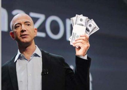 أول شخص في العالم تزيد ثروته عن 200 مليار دولار