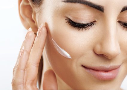 طبيبة: ترطيب البشرة أفضل طريقة لتأخير ظهور التجاعيد