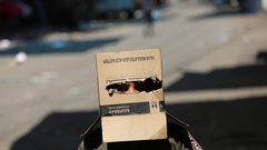 طفل فلسطيني يرتدي قناعًا كرتونيًا كإجراء احترازي من انتشار فيروس كورونا