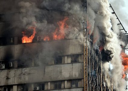 اندلاع حريق في مجمع تجاري وسط طهران دون وقوع اصابات