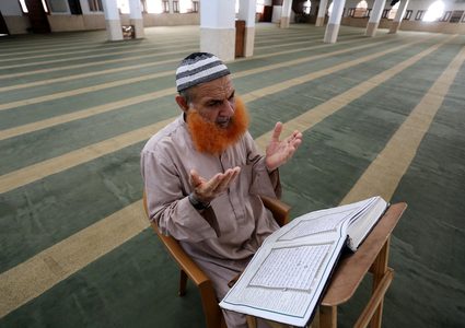 إمام مسجد في غزة يصلي في مسجد يخلو من المصلين