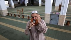 إمام المسجد الفلسطيني يصلي في مسجد يخلو من المصلين، بعد إغلاقه كإجراء احترازي من انتشار فيروس كورونا  خلال إغلاق لمدة 48 ساعة