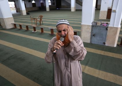 إمام مسجد في غزة يصلي في مسجد يخلو من المصلين