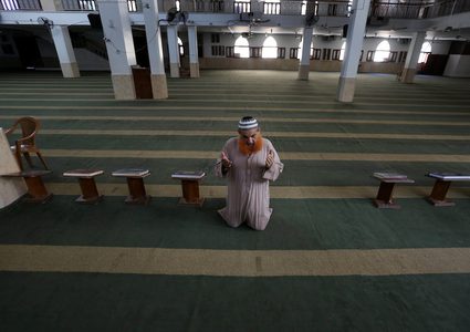 إمام المسجد الفلسطيني يصلي في مسجد يخلو من المصلين، بعد إغلاقه كإجراء احترازي من انتشار فيروس كورونا  خلال إغلاق لمدة 48 ساعة