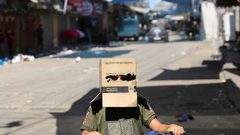 طفل فلسطيني يرتدي قناعًا كرتونيًا كإجراء احترازي من انتشار فيروس كورونا