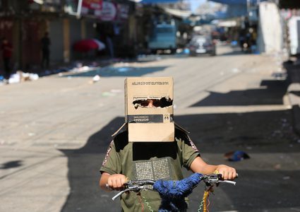 طفل فلسطيني يرتدي قناعًا كرتونيًا كإجراء احترازي من انتشار فيروس كورونا