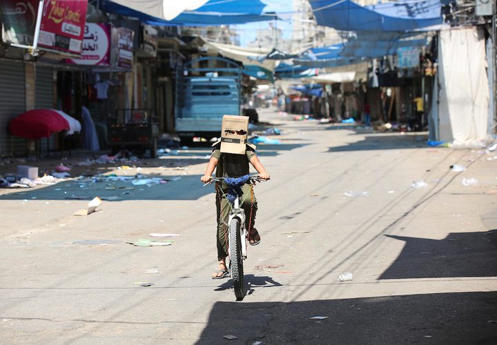 طفل فلسطيني يرتدي قناعًا كرتونيًا كإجراء احترازي من انتشار فيروس كورونا