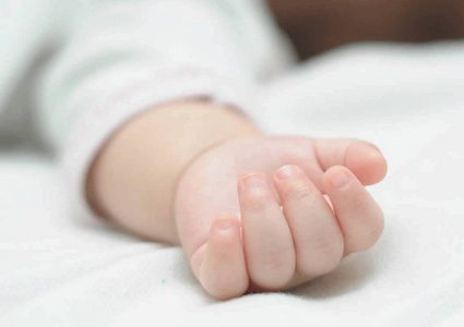 مقتل رضيع على يد والدته بمخيم الجلزون