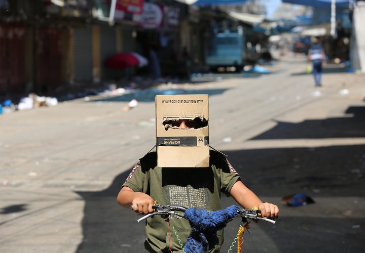 طفل فلسطيني يرتدي قناعًا كرتونيًا كإجراء احترازي من انتشار فيروس كورونا