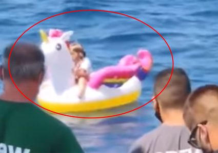 شاهد طفلة تائهة في عرض البحر