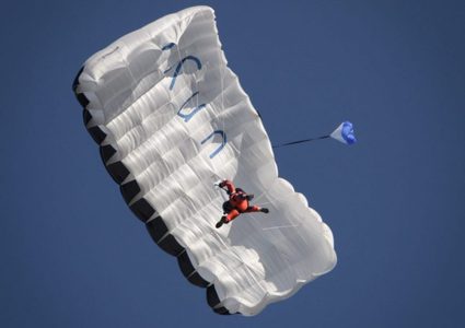 سويسرا.. أول قفزة في العالم من طائرة تعمل بالطاقة الشمسية