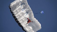 سويسرا.. أول قفزة في العالم من طائرة تعمل بالطاقة الشمسية