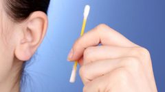 اضرار استخدام أعواد تنظيف الاذن القطنية