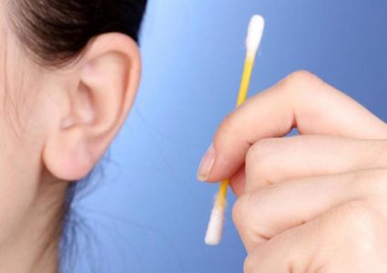 اضرار استخدام أعواد تنظيف الاذن القطنية