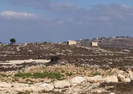 رام الله: مستوطنون يضعون بيوتًا متنقلة قرب سنجل