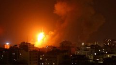 ألحق دمارا بالممتلكات.. قصف جوي ومدفعي لأراض ومواقع في قطاع غزة